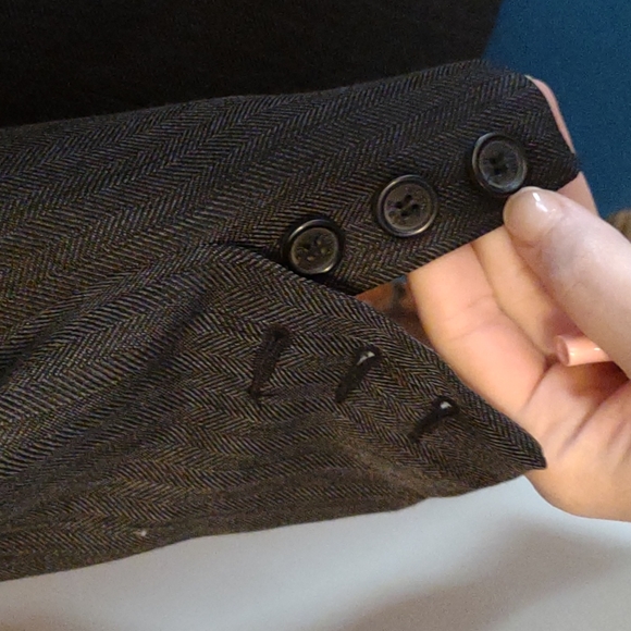 Grey blazer by View sz 8 with a button detail everywhere you could have it - Picture 8 of 9